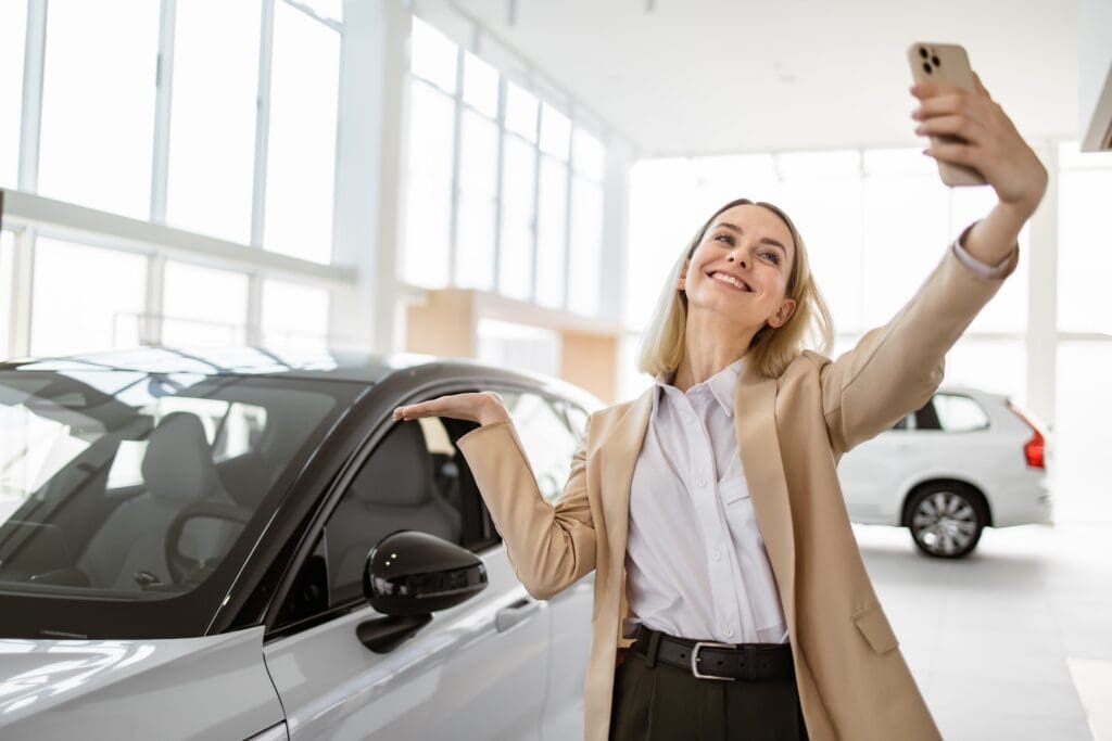 successful,businesswoman,taking,selfie,using,smartphone,in,car,service.,happy